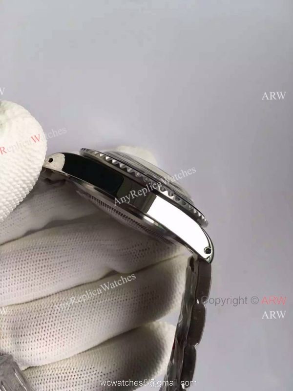 Rolex Vintage Submariner Replica Wrist White Markers Stainless Steel 40mm